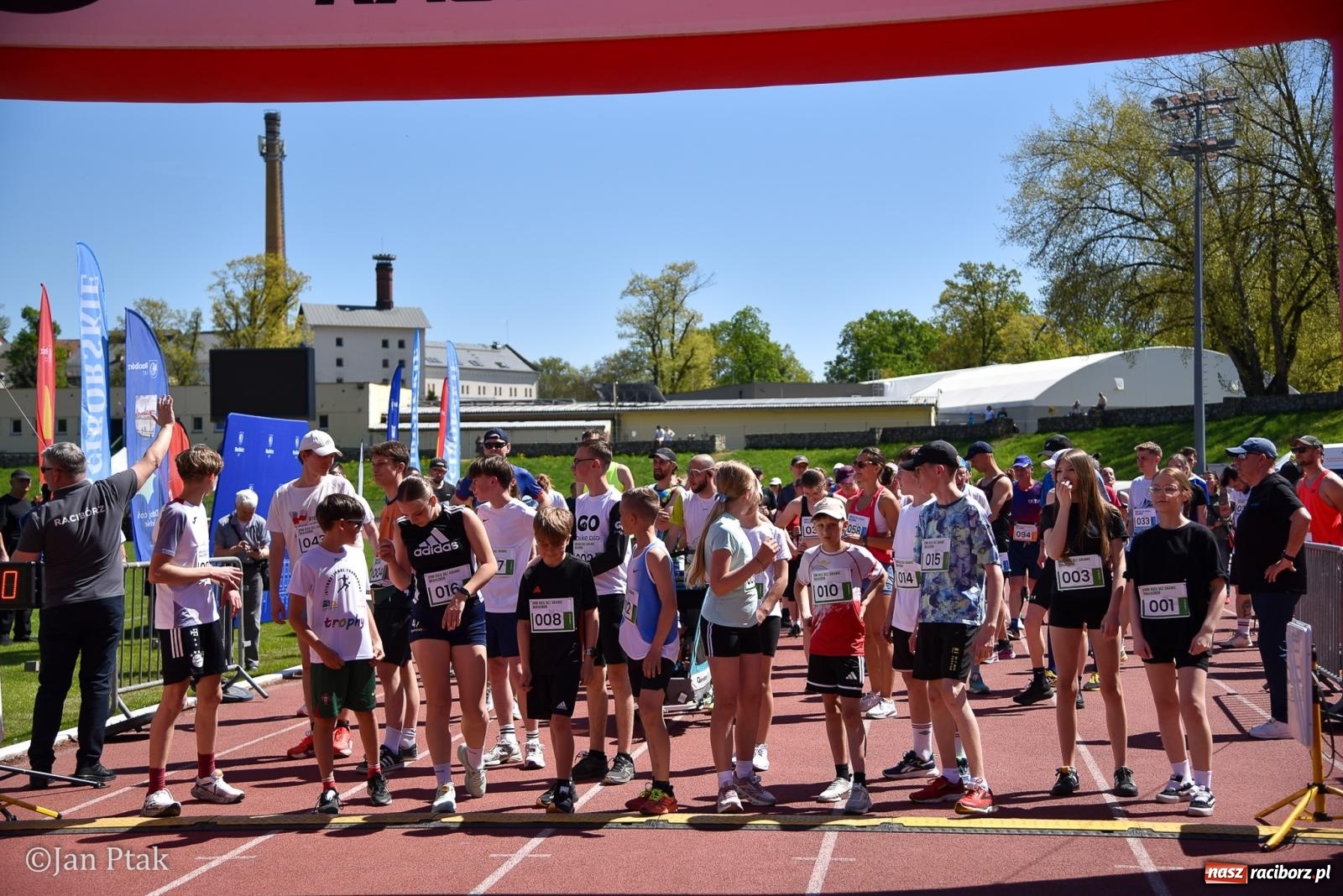 Zdjęcie w galerii na portalu naszraciborz.pl: Bieg bez granic na stadionie OSiR. Sportowe święto 3 maja w Raciborzu [FOTO] wiadomości z regionu