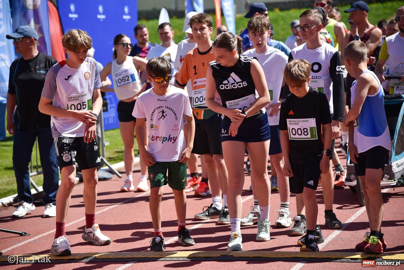 Zdjęcie w galerii na portalu naszraciborz.pl: Bieg bez granic na stadionie OSiR. Sportowe święto 3 maja w Raciborzu [FOTO] wiadomości z regionu