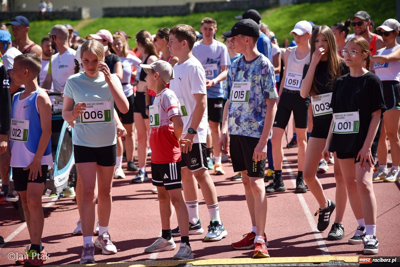 Zdjęcie w galerii na portalu naszraciborz.pl: Bieg bez granic na stadionie OSiR. Sportowe święto 3 maja w Raciborzu [FOTO] wiadomości z regionu