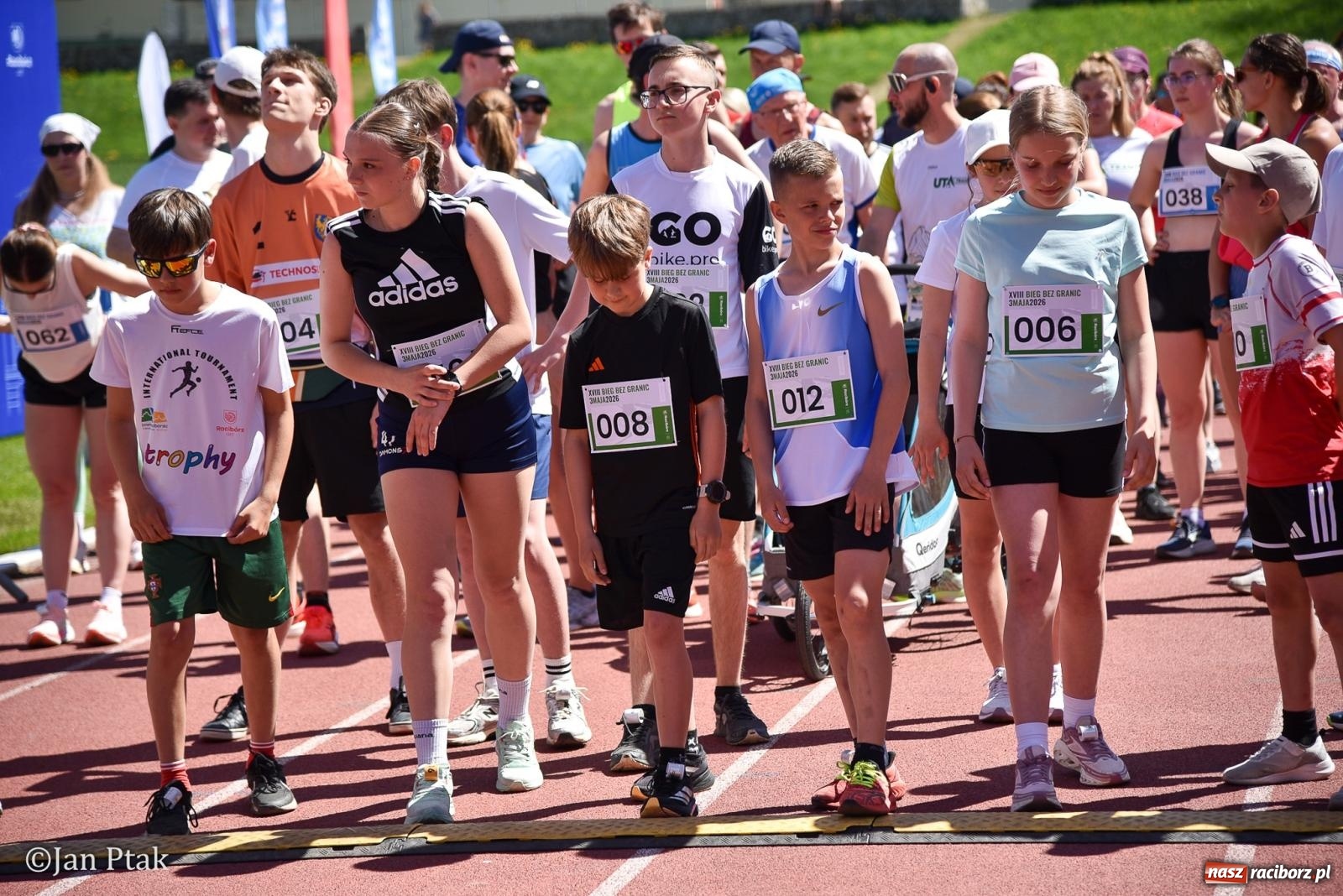 Zdjęcie w galerii na portalu naszraciborz.pl: Bieg bez granic na stadionie OSiR. Sportowe święto 3 maja w Raciborzu [FOTO] wiadomości z regionu