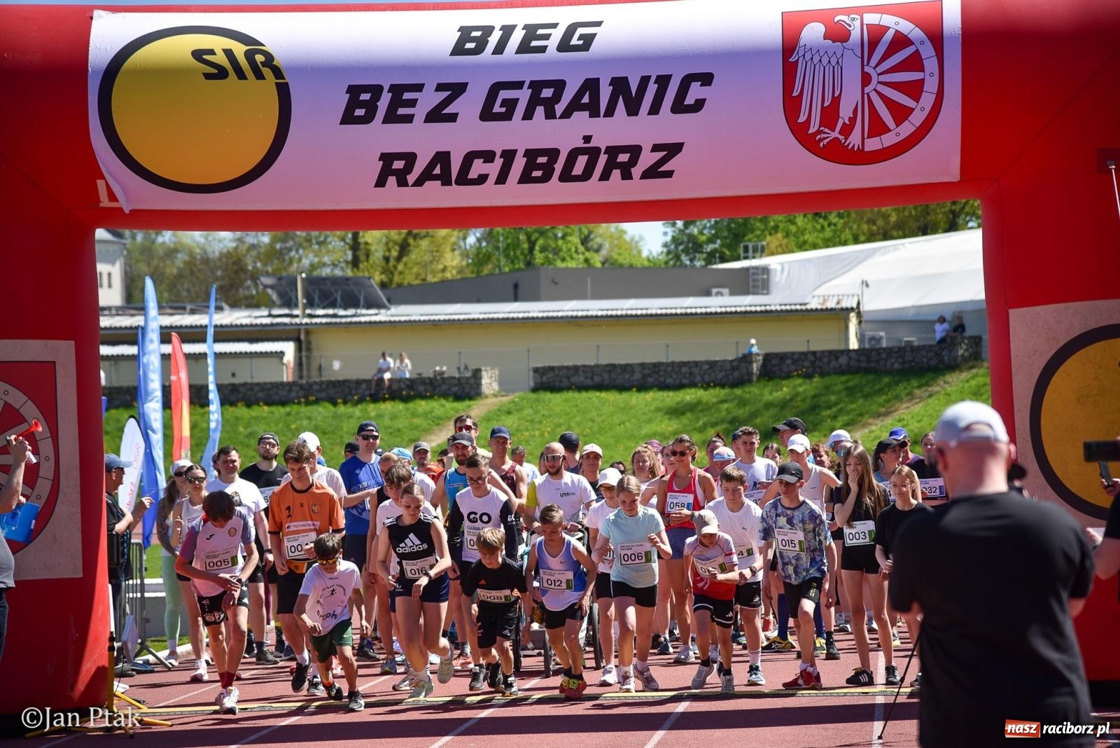 Zdjęcie w galerii na portalu naszraciborz.pl: Bieg bez granic na stadionie OSiR. Sportowe święto 3 maja w Raciborzu [FOTO] wiadomości z regionu