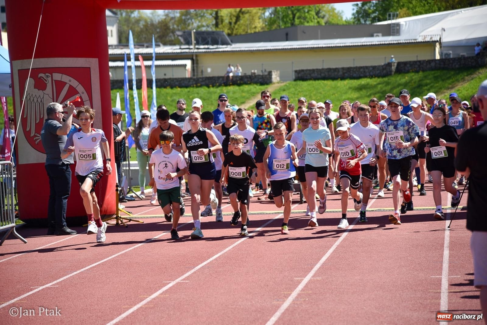 Zdjęcie w galerii na portalu naszraciborz.pl: Bieg bez granic na stadionie OSiR. Sportowe święto 3 maja w Raciborzu [FOTO] wiadomości z regionu