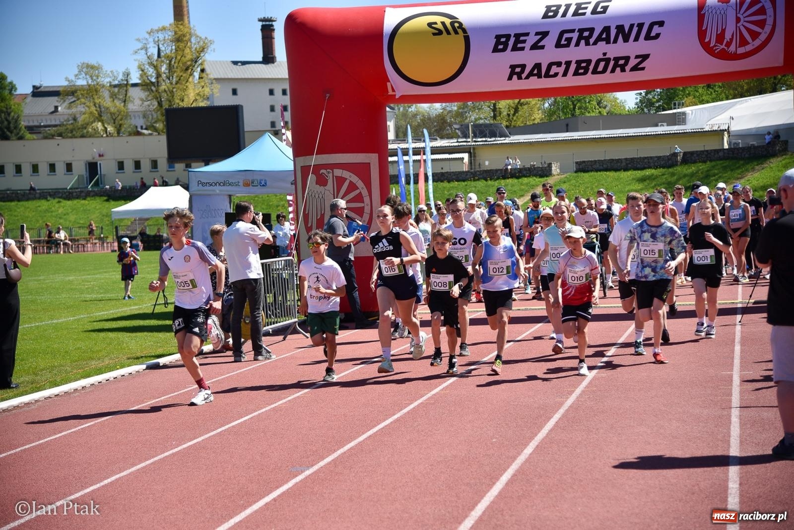 Zdjęcie w galerii na portalu naszraciborz.pl: Bieg bez granic na stadionie OSiR. Sportowe święto 3 maja w Raciborzu [FOTO] wiadomości z regionu