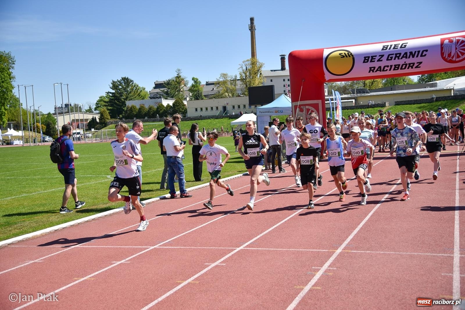 Zdjęcie w galerii na portalu naszraciborz.pl: Bieg bez granic na stadionie OSiR. Sportowe święto 3 maja w Raciborzu [FOTO] wiadomości z regionu