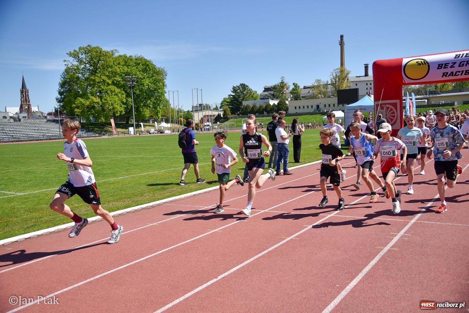 Zdjęcie w galerii na portalu naszraciborz.pl: Bieg bez granic na stadionie OSiR. Sportowe święto 3 maja w Raciborzu [FOTO] wiadomości z regionu