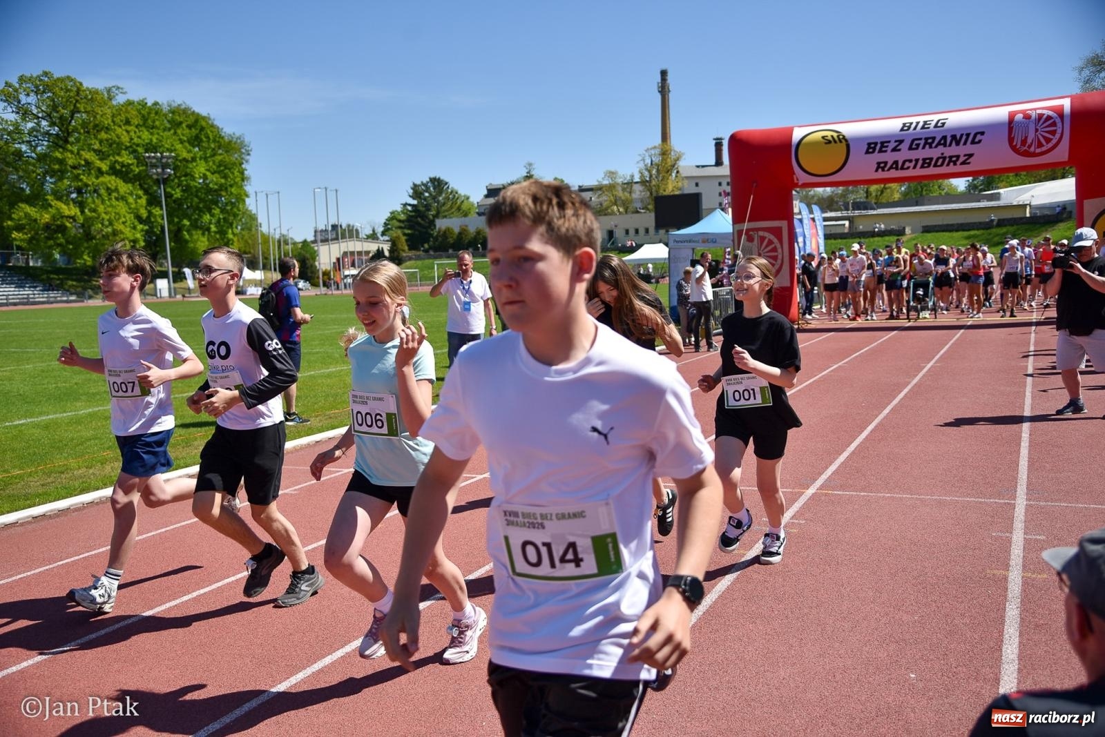 Zdjęcie w galerii na portalu naszraciborz.pl: Bieg bez granic na stadionie OSiR. Sportowe święto 3 maja w Raciborzu [FOTO] wiadomości z regionu