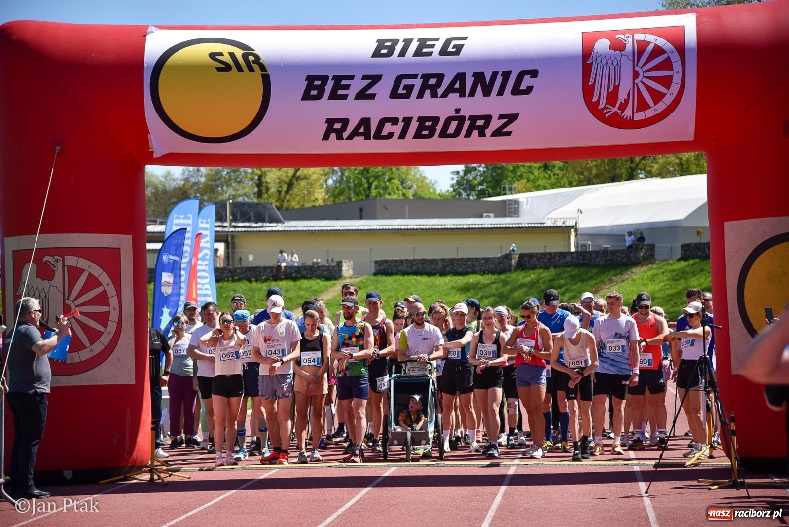 Zdjęcie w galerii na portalu naszraciborz.pl: Bieg bez granic na stadionie OSiR. Sportowe święto 3 maja w Raciborzu [FOTO] wiadomości z regionu