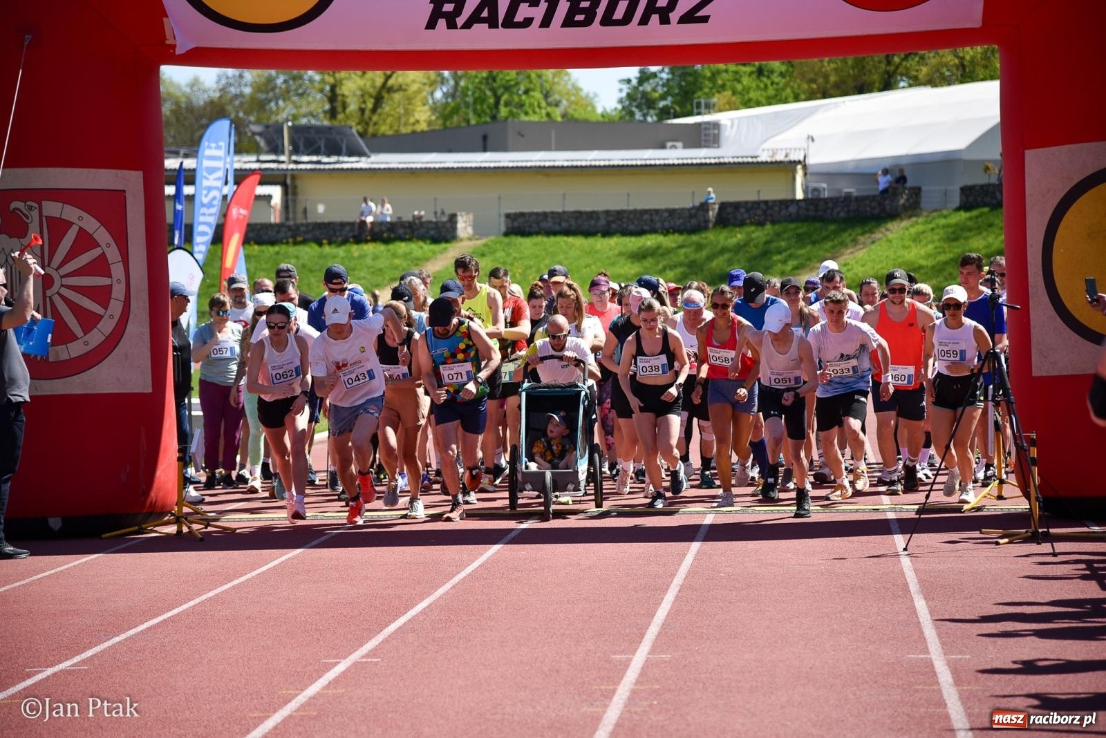Zdjęcie w galerii na portalu naszraciborz.pl: Bieg bez granic na stadionie OSiR. Sportowe święto 3 maja w Raciborzu [FOTO] wiadomości z regionu