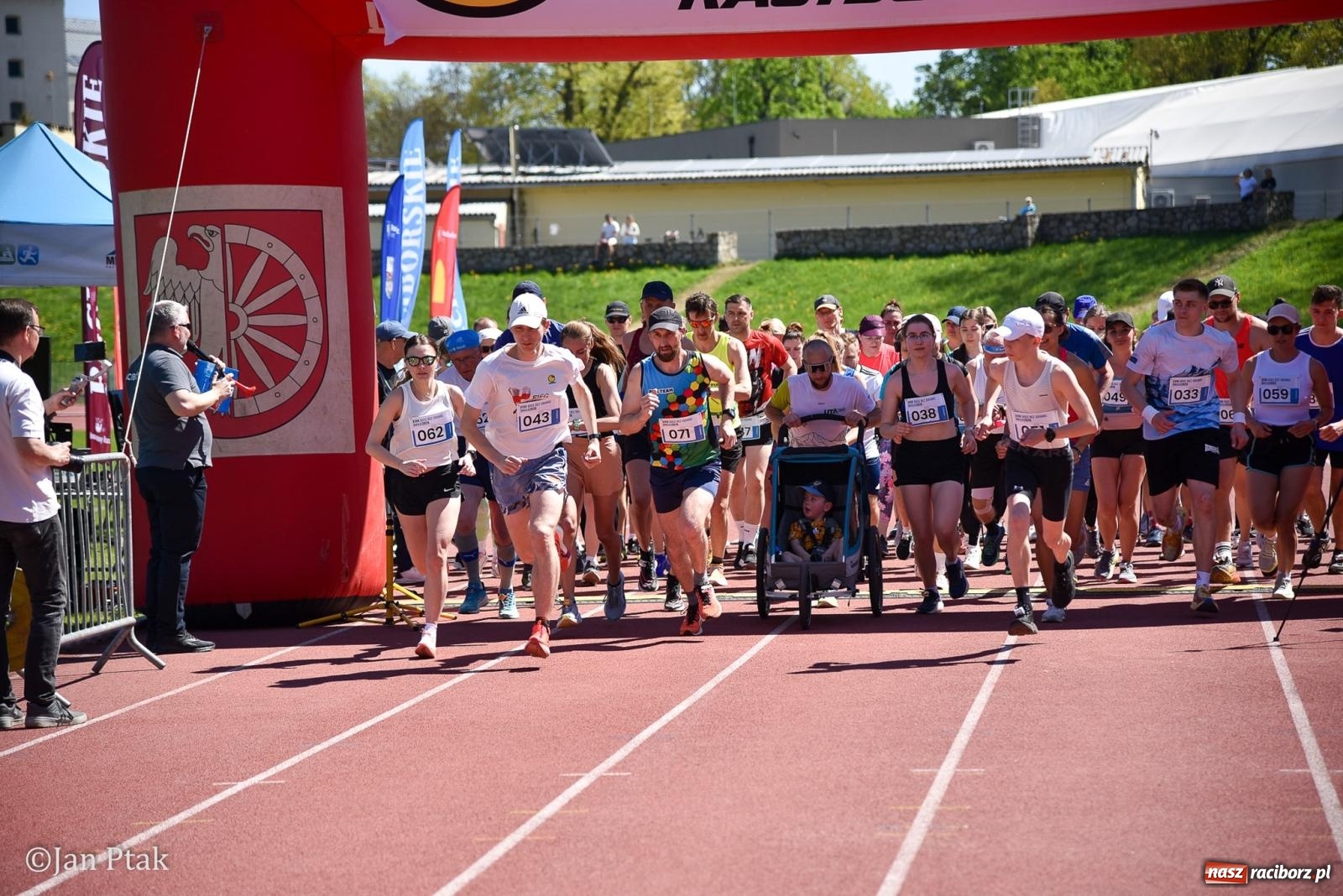 Zdjęcie w galerii na portalu naszraciborz.pl: Bieg bez granic na stadionie OSiR. Sportowe święto 3 maja w Raciborzu [FOTO] wiadomości z regionu