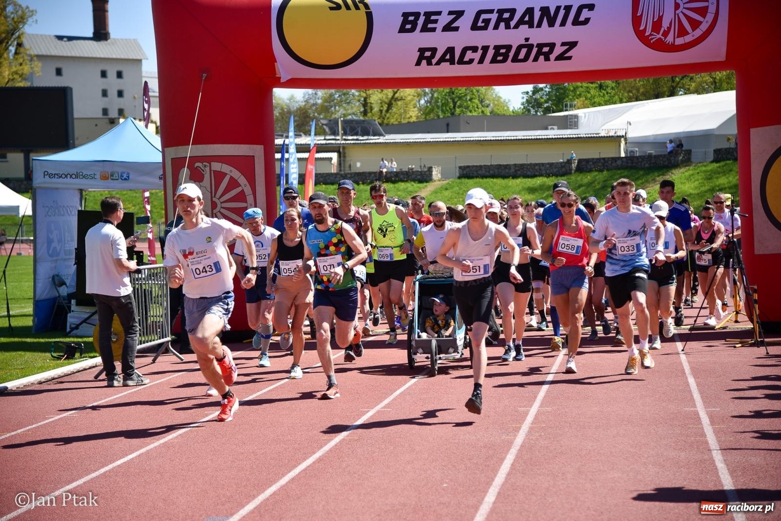 Zdjęcie w galerii na portalu naszraciborz.pl: Bieg bez granic na stadionie OSiR. Sportowe święto 3 maja w Raciborzu [FOTO] wiadomości z regionu