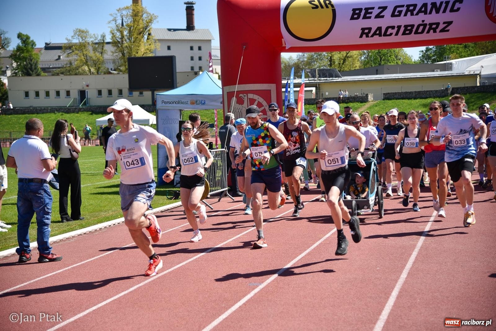 Zdjęcie w galerii na portalu naszraciborz.pl: Bieg bez granic na stadionie OSiR. Sportowe święto 3 maja w Raciborzu [FOTO] wiadomości z regionu