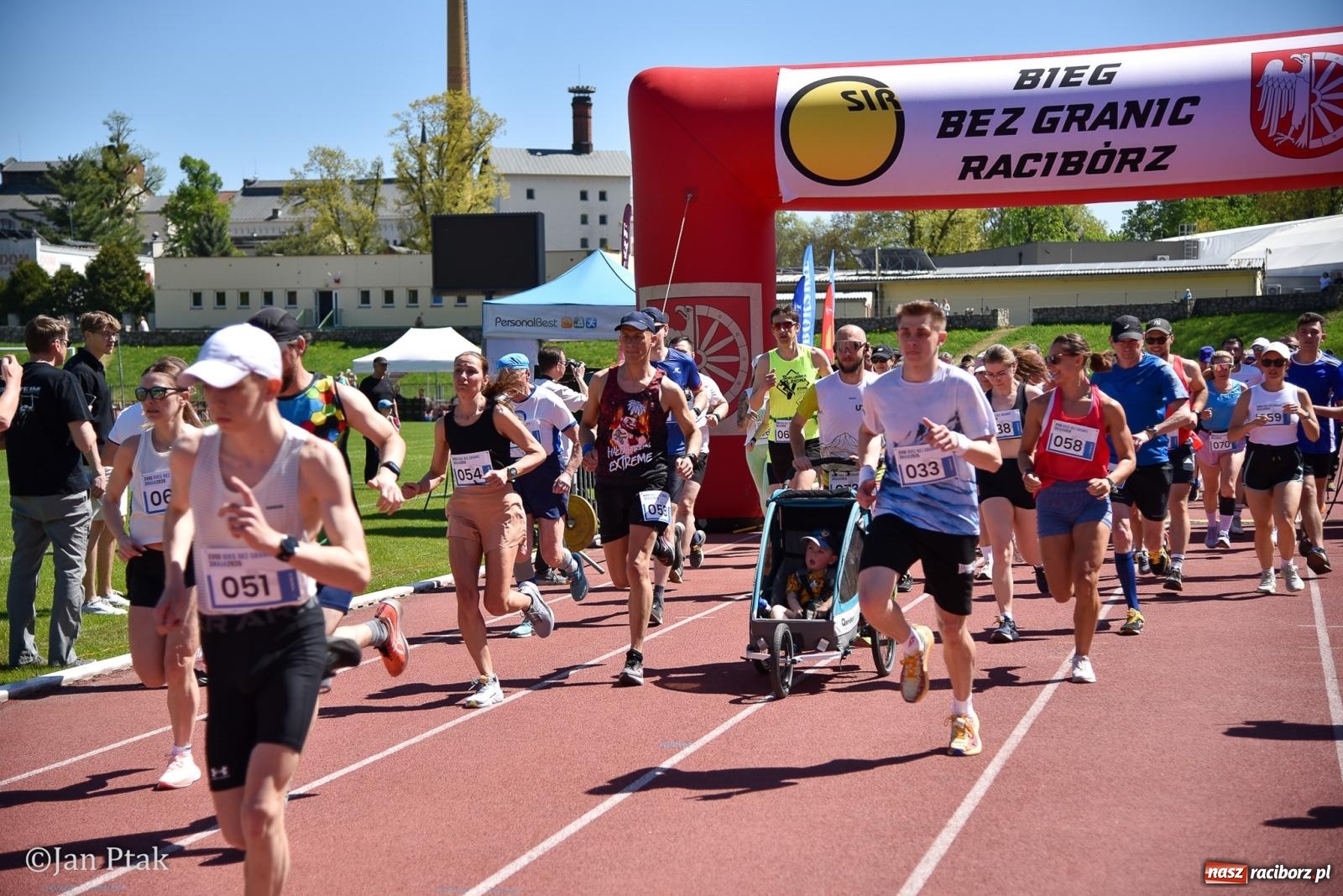 Zdjęcie w galerii na portalu naszraciborz.pl: Bieg bez granic na stadionie OSiR. Sportowe święto 3 maja w Raciborzu [FOTO] wiadomości z regionu