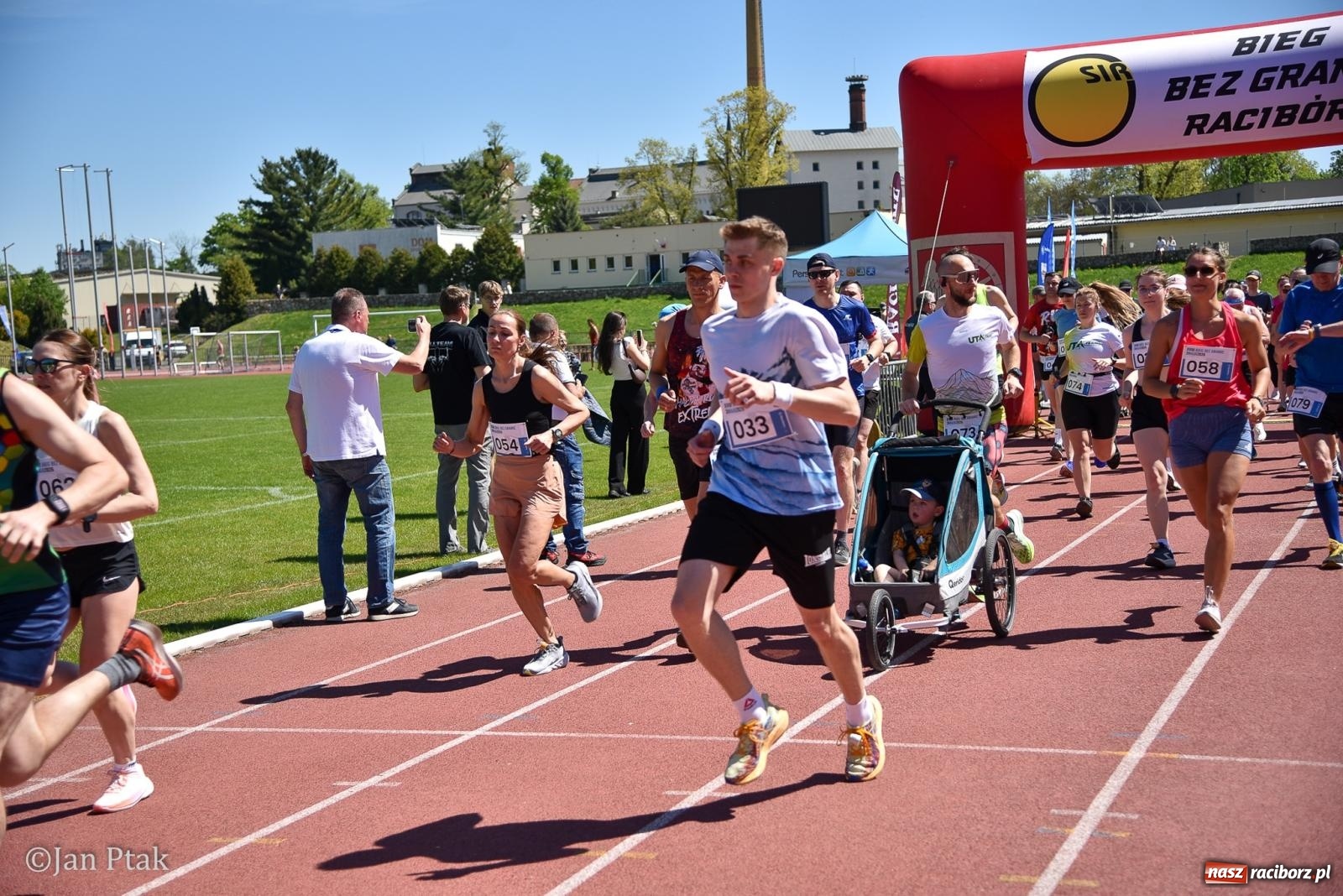 Zdjęcie w galerii na portalu naszraciborz.pl: Bieg bez granic na stadionie OSiR. Sportowe święto 3 maja w Raciborzu [FOTO] wiadomości z regionu