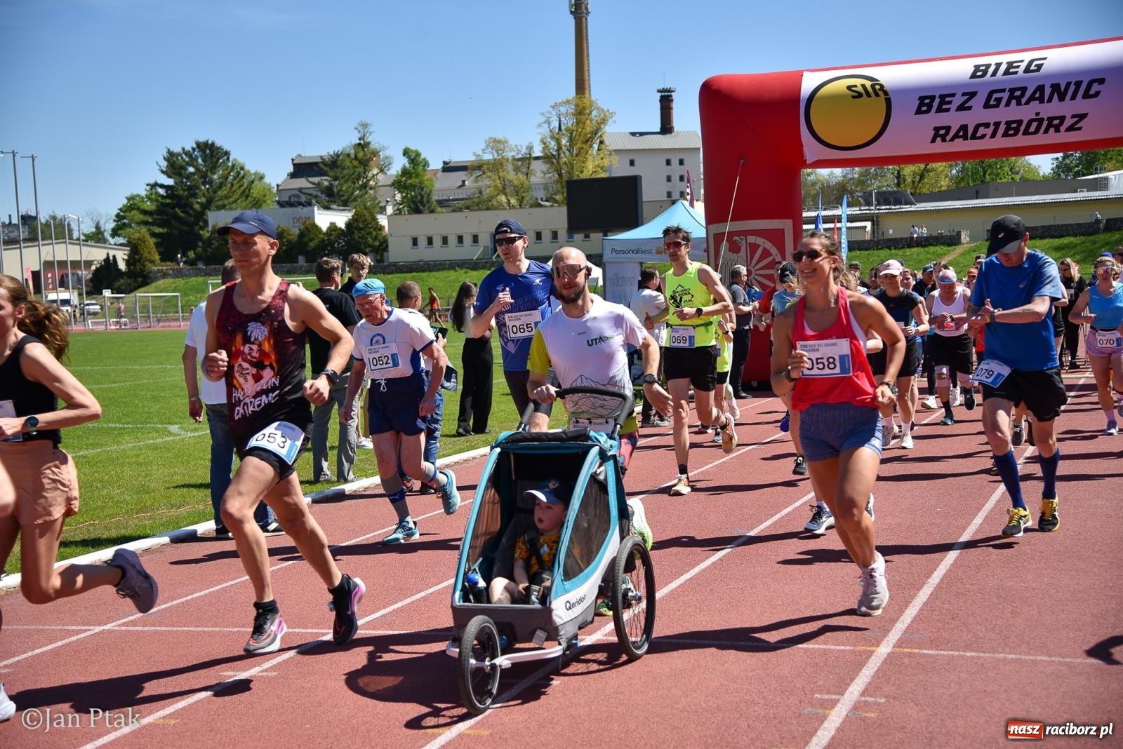 Zdjęcie w galerii na portalu naszraciborz.pl: Bieg bez granic na stadionie OSiR. Sportowe święto 3 maja w Raciborzu [FOTO] wiadomości z regionu