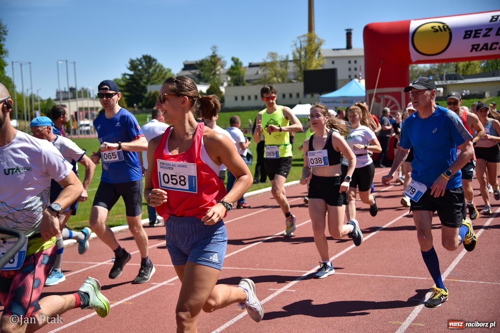 Zdjęcie w galerii na portalu naszraciborz.pl: Bieg bez granic na stadionie OSiR. Sportowe święto 3 maja w Raciborzu [FOTO] wiadomości z regionu