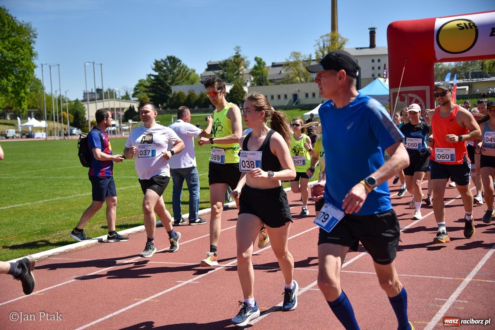 Zdjęcie w galerii na portalu naszraciborz.pl: Bieg bez granic na stadionie OSiR. Sportowe święto 3 maja w Raciborzu [FOTO] wiadomości z regionu