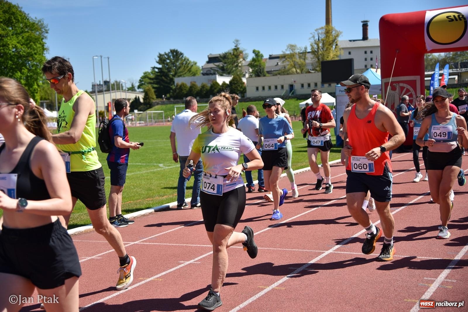 Zdjęcie w galerii na portalu naszraciborz.pl: Bieg bez granic na stadionie OSiR. Sportowe święto 3 maja w Raciborzu [FOTO] wiadomości z regionu