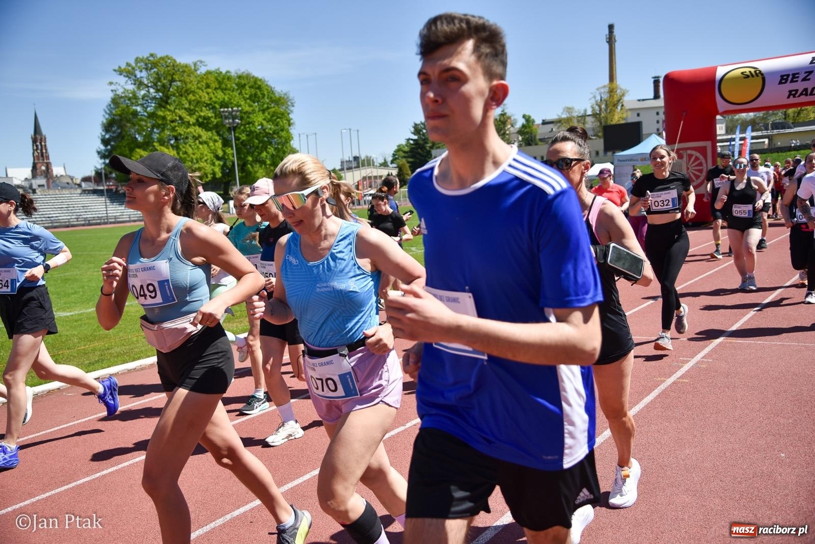 Zdjęcie w galerii na portalu naszraciborz.pl: Bieg bez granic na stadionie OSiR. Sportowe święto 3 maja w Raciborzu [FOTO] wiadomości z regionu