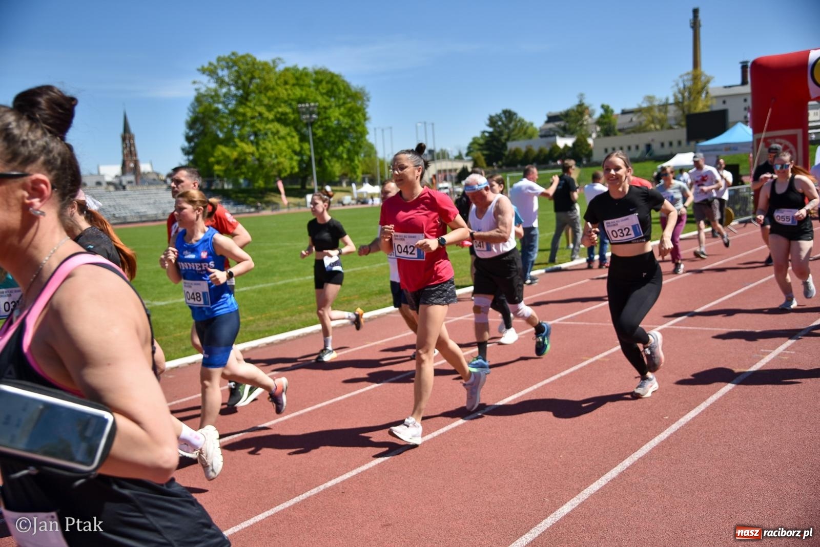 Zdjęcie w galerii na portalu naszraciborz.pl: Bieg bez granic na stadionie OSiR. Sportowe święto 3 maja w Raciborzu [FOTO] wiadomości z regionu