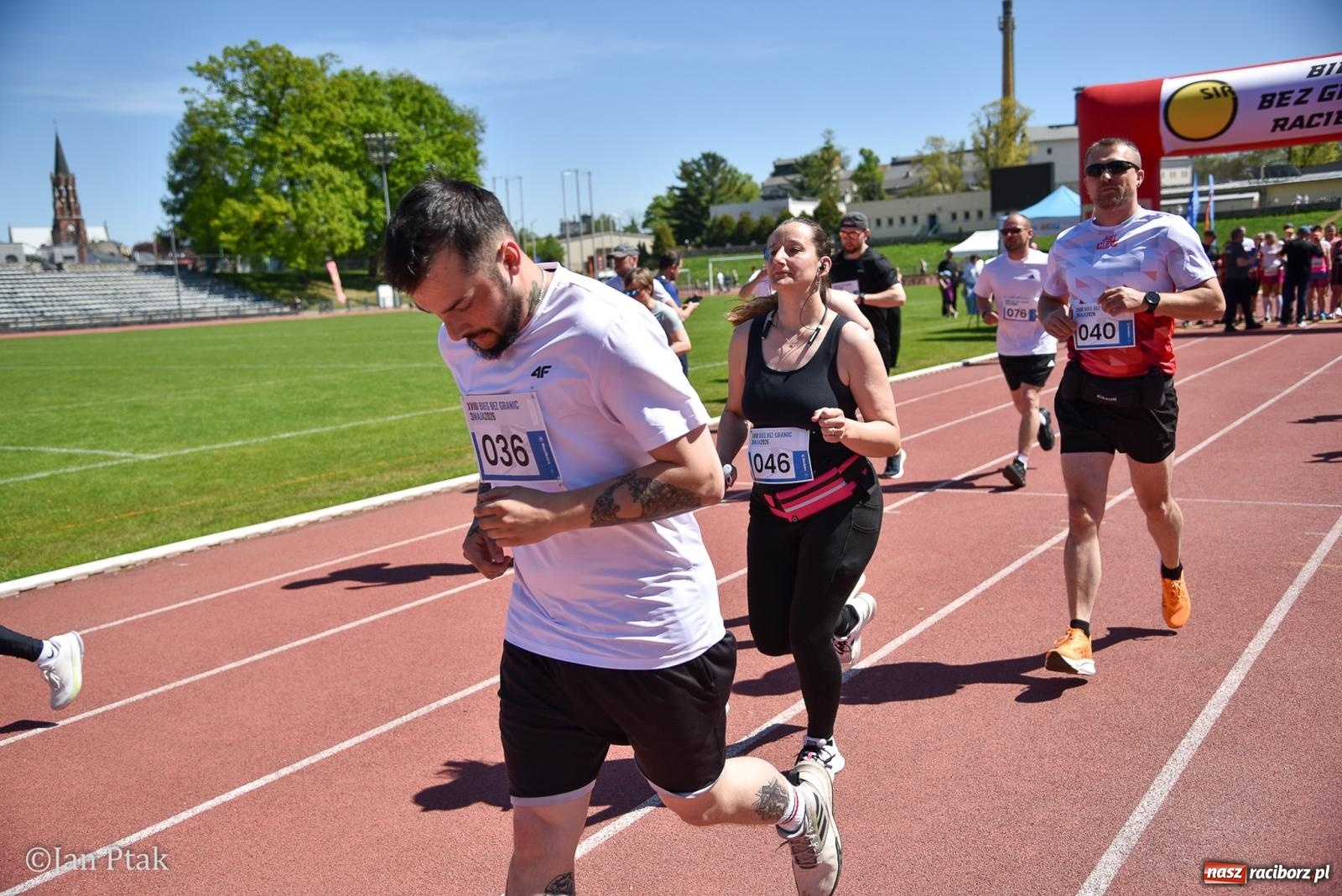 Zdjęcie w galerii na portalu naszraciborz.pl: Bieg bez granic na stadionie OSiR. Sportowe święto 3 maja w Raciborzu [FOTO] wiadomości z regionu