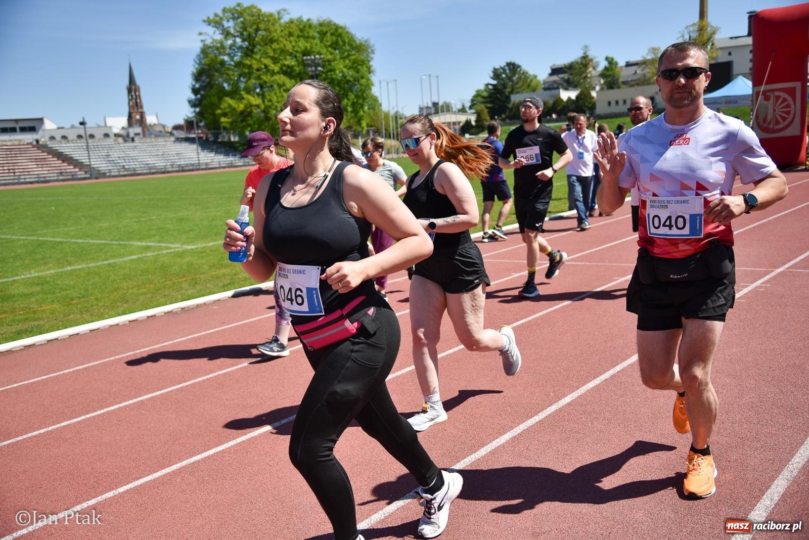 Zdjęcie w galerii na portalu naszraciborz.pl: Bieg bez granic na stadionie OSiR. Sportowe święto 3 maja w Raciborzu [FOTO] wiadomości z regionu