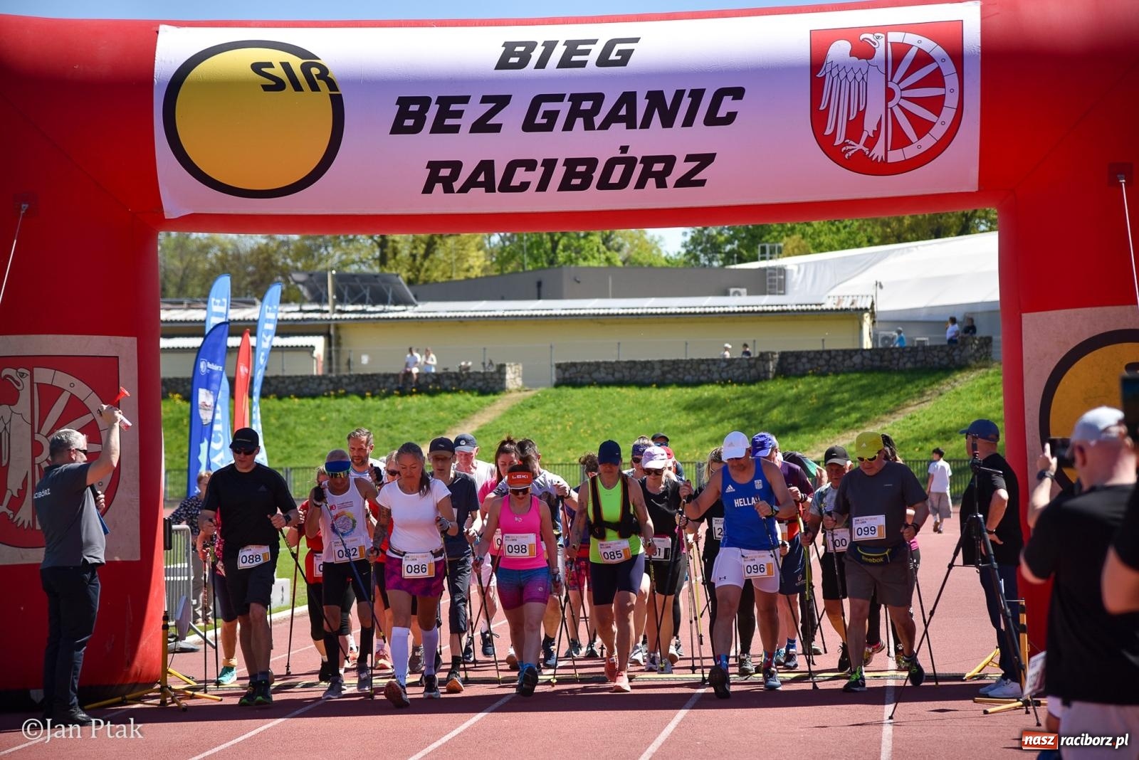 Zdjęcie w galerii na portalu naszraciborz.pl: Bieg bez granic na stadionie OSiR. Sportowe święto 3 maja w Raciborzu [FOTO] wiadomości z regionu