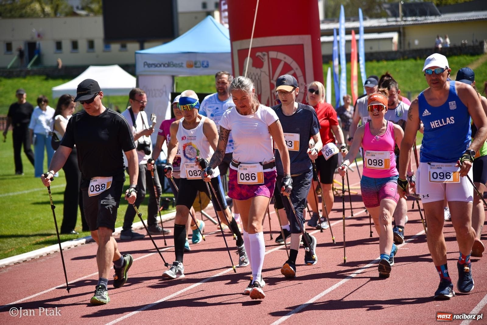 Zdjęcie w galerii na portalu naszraciborz.pl: Bieg bez granic na stadionie OSiR. Sportowe święto 3 maja w Raciborzu [FOTO] wiadomości z regionu