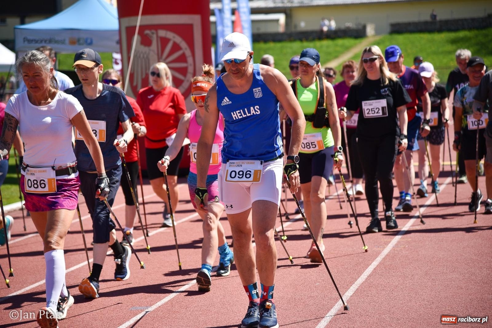 Zdjęcie w galerii na portalu naszraciborz.pl: Bieg bez granic na stadionie OSiR. Sportowe święto 3 maja w Raciborzu [FOTO] wiadomości z regionu
