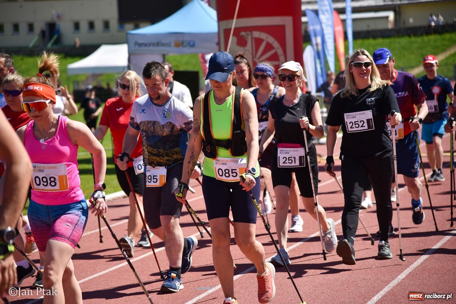 Zdjęcie w galerii na portalu naszraciborz.pl: Bieg bez granic na stadionie OSiR. Sportowe święto 3 maja w Raciborzu [FOTO] wiadomości z regionu