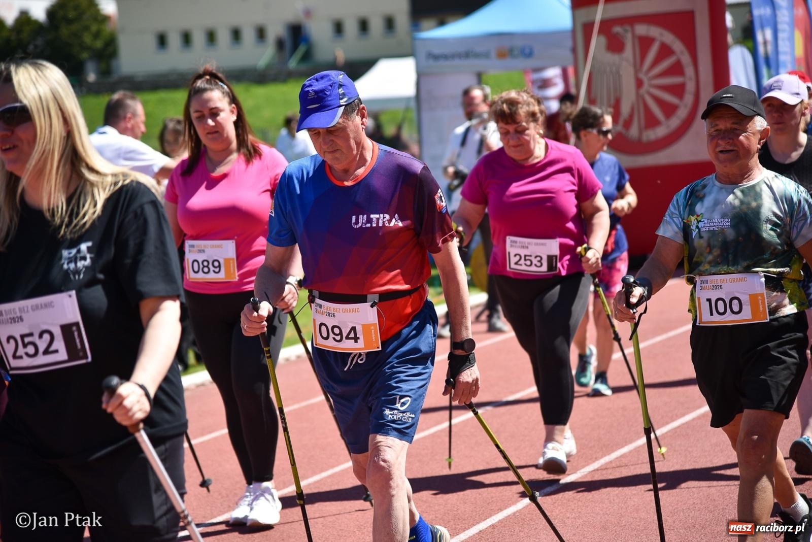 Zdjęcie w galerii na portalu naszraciborz.pl: Bieg bez granic na stadionie OSiR. Sportowe święto 3 maja w Raciborzu [FOTO] wiadomości z regionu