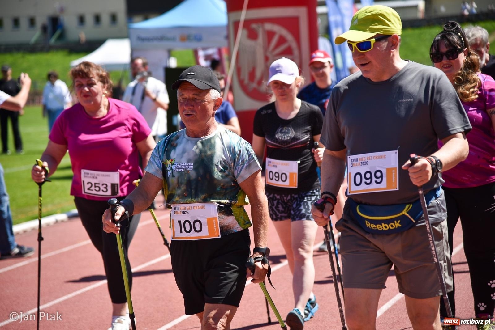 Zdjęcie w galerii na portalu naszraciborz.pl: Bieg bez granic na stadionie OSiR. Sportowe święto 3 maja w Raciborzu [FOTO] wiadomości z regionu