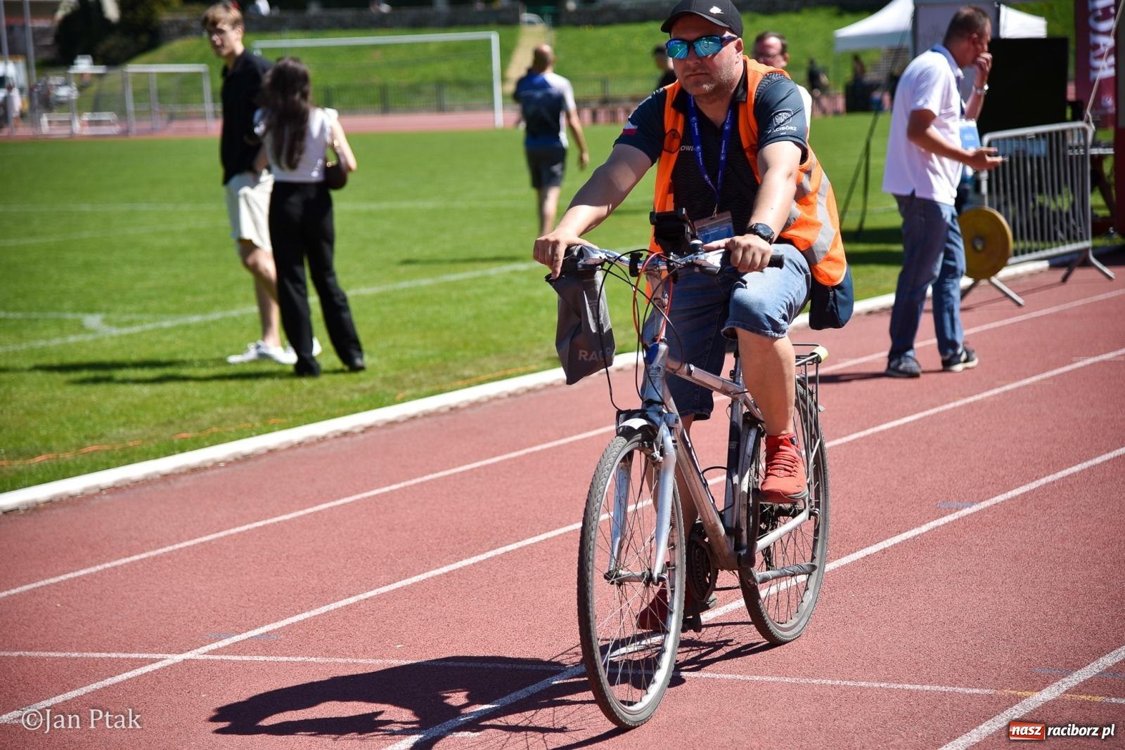 Zdjęcie w galerii na portalu naszraciborz.pl: Bieg bez granic na stadionie OSiR. Sportowe święto 3 maja w Raciborzu [FOTO] wiadomości z regionu