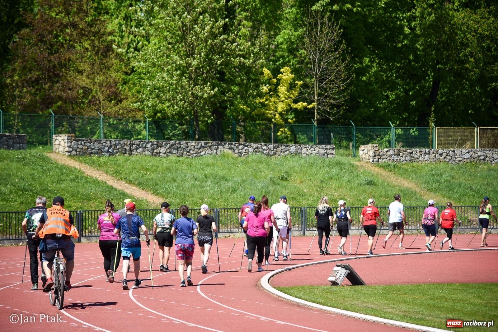 Zdjęcie w galerii na portalu naszraciborz.pl: Bieg bez granic na stadionie OSiR. Sportowe święto 3 maja w Raciborzu [FOTO] wiadomości z regionu