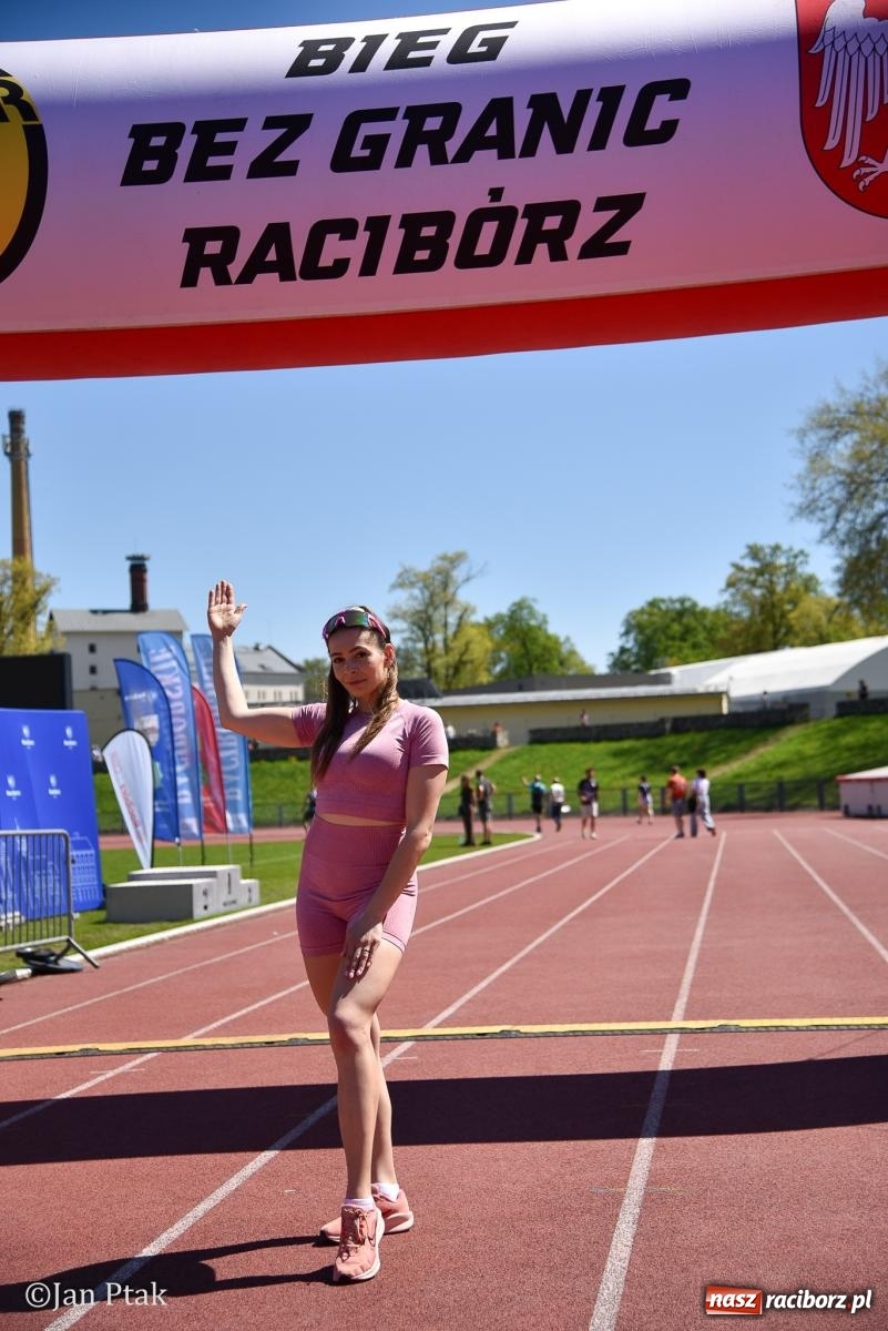 Zdjęcie w galerii na portalu naszraciborz.pl: Bieg bez granic na stadionie OSiR. Sportowe święto 3 maja w Raciborzu [FOTO] wiadomości z regionu
