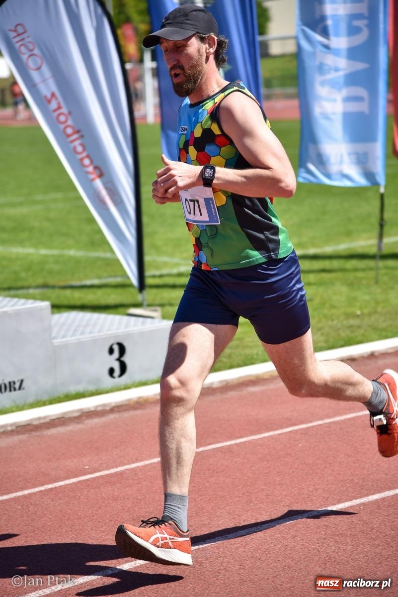 Zdjęcie w galerii na portalu naszraciborz.pl: Bieg bez granic na stadionie OSiR. Sportowe święto 3 maja w Raciborzu [FOTO] wiadomości z regionu