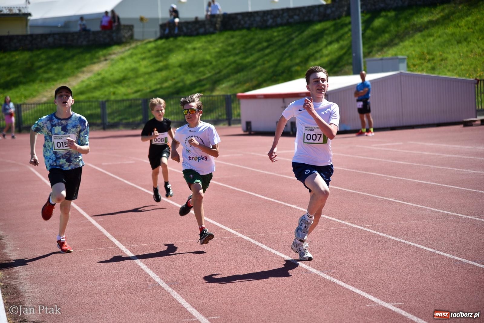 Zdjęcie w galerii na portalu naszraciborz.pl: Bieg bez granic na stadionie OSiR. Sportowe święto 3 maja w Raciborzu [FOTO] wiadomości z regionu