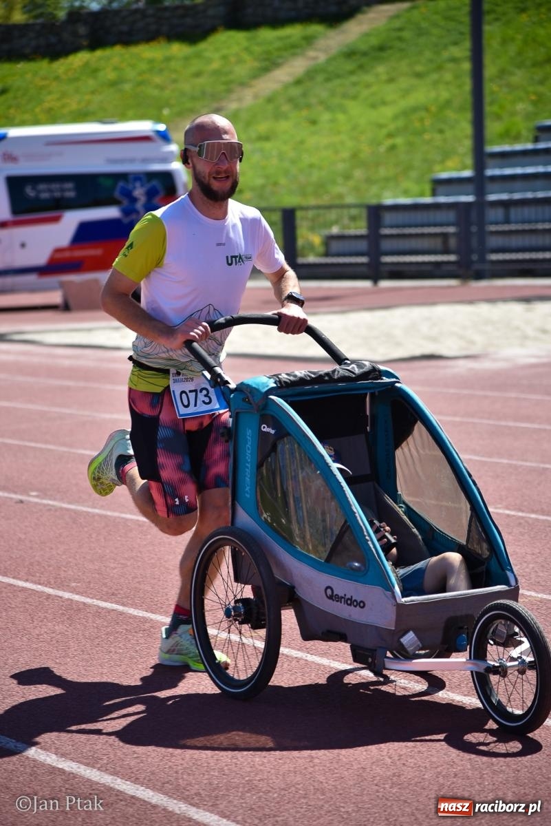 Zdjęcie w galerii na portalu naszraciborz.pl: Bieg bez granic na stadionie OSiR. Sportowe święto 3 maja w Raciborzu [FOTO] wiadomości z regionu