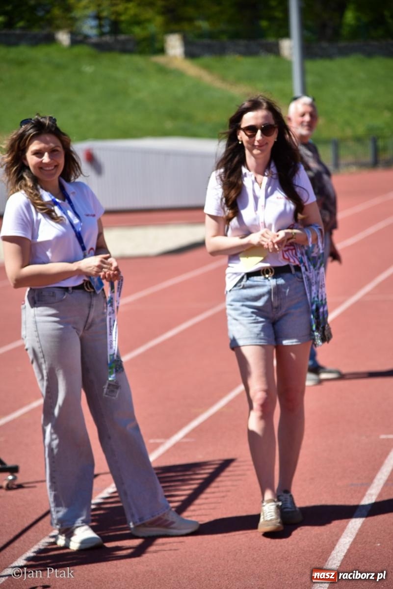 Zdjęcie w galerii na portalu naszraciborz.pl: Bieg bez granic na stadionie OSiR. Sportowe święto 3 maja w Raciborzu [FOTO] wiadomości z regionu