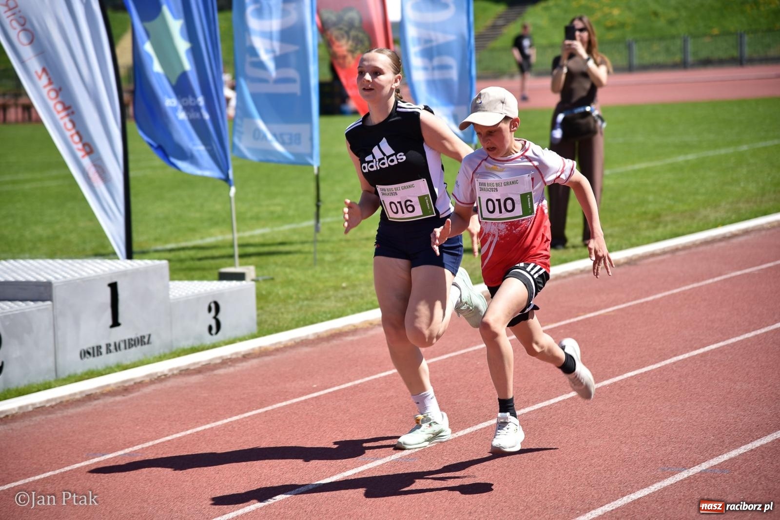 Zdjęcie w galerii na portalu naszraciborz.pl: Bieg bez granic na stadionie OSiR. Sportowe święto 3 maja w Raciborzu [FOTO] wiadomości z regionu