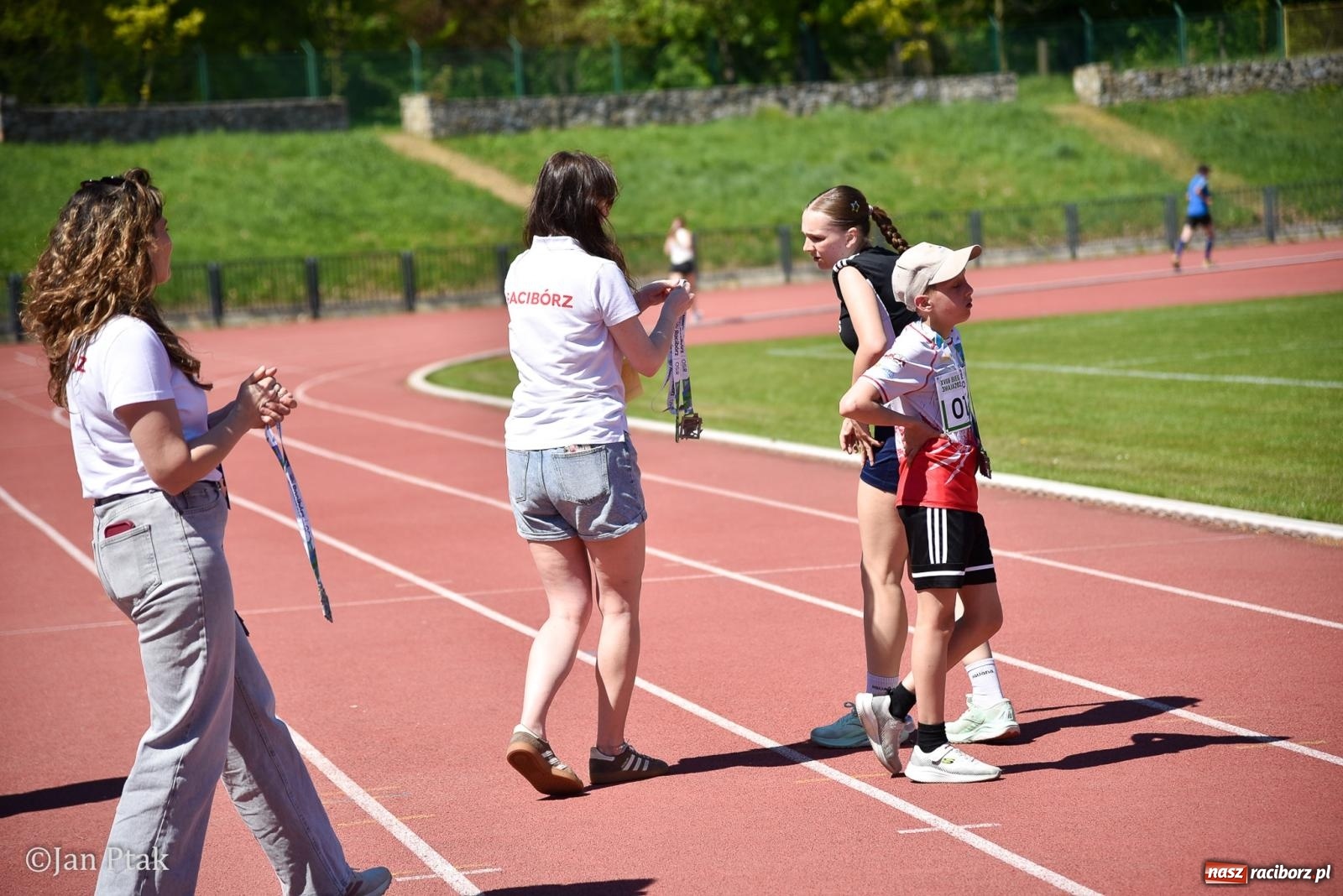 Zdjęcie w galerii na portalu naszraciborz.pl: Bieg bez granic na stadionie OSiR. Sportowe święto 3 maja w Raciborzu [FOTO] wiadomości z regionu