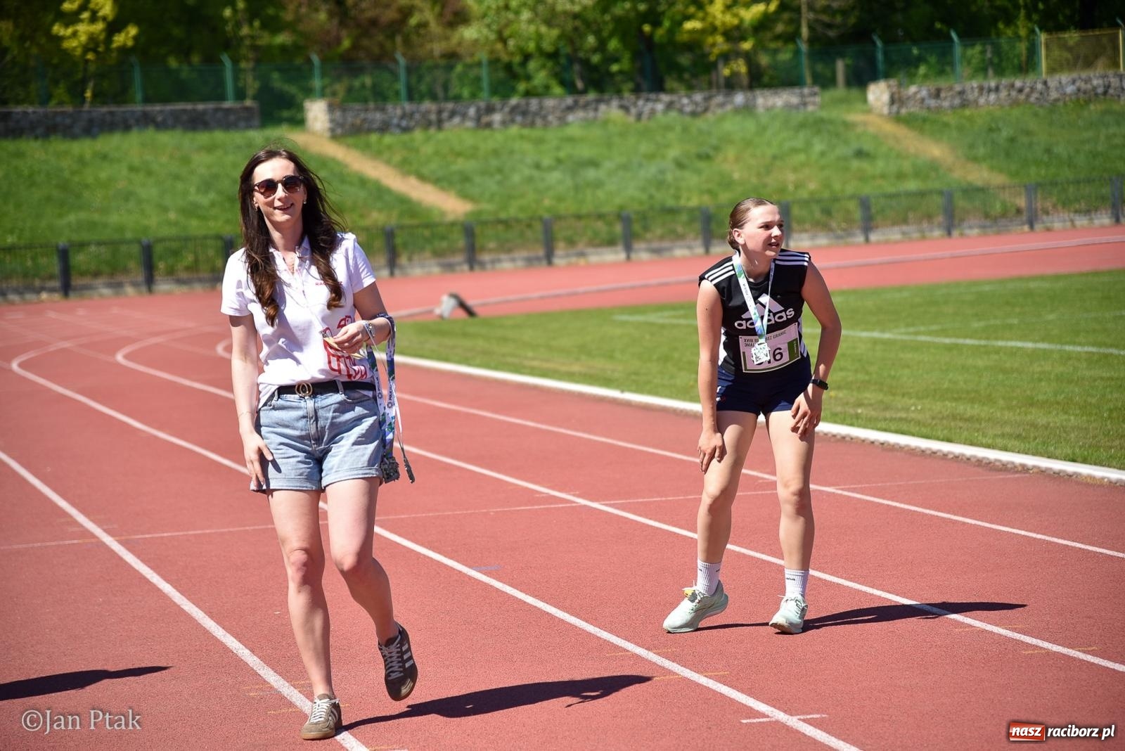 Zdjęcie w galerii na portalu naszraciborz.pl: Bieg bez granic na stadionie OSiR. Sportowe święto 3 maja w Raciborzu [FOTO] wiadomości z regionu