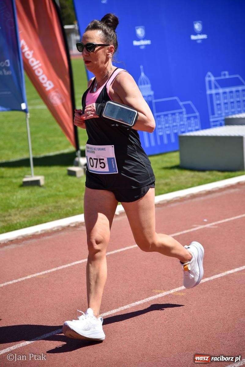 Zdjęcie w galerii na portalu naszraciborz.pl: Bieg bez granic na stadionie OSiR. Sportowe święto 3 maja w Raciborzu [FOTO] wiadomości z regionu