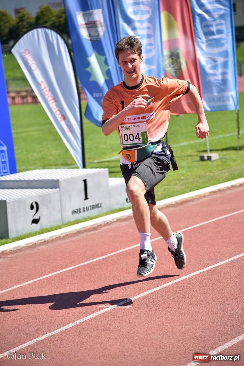 Zdjęcie w galerii na portalu naszraciborz.pl: Bieg bez granic na stadionie OSiR. Sportowe święto 3 maja w Raciborzu [FOTO] wiadomości z regionu