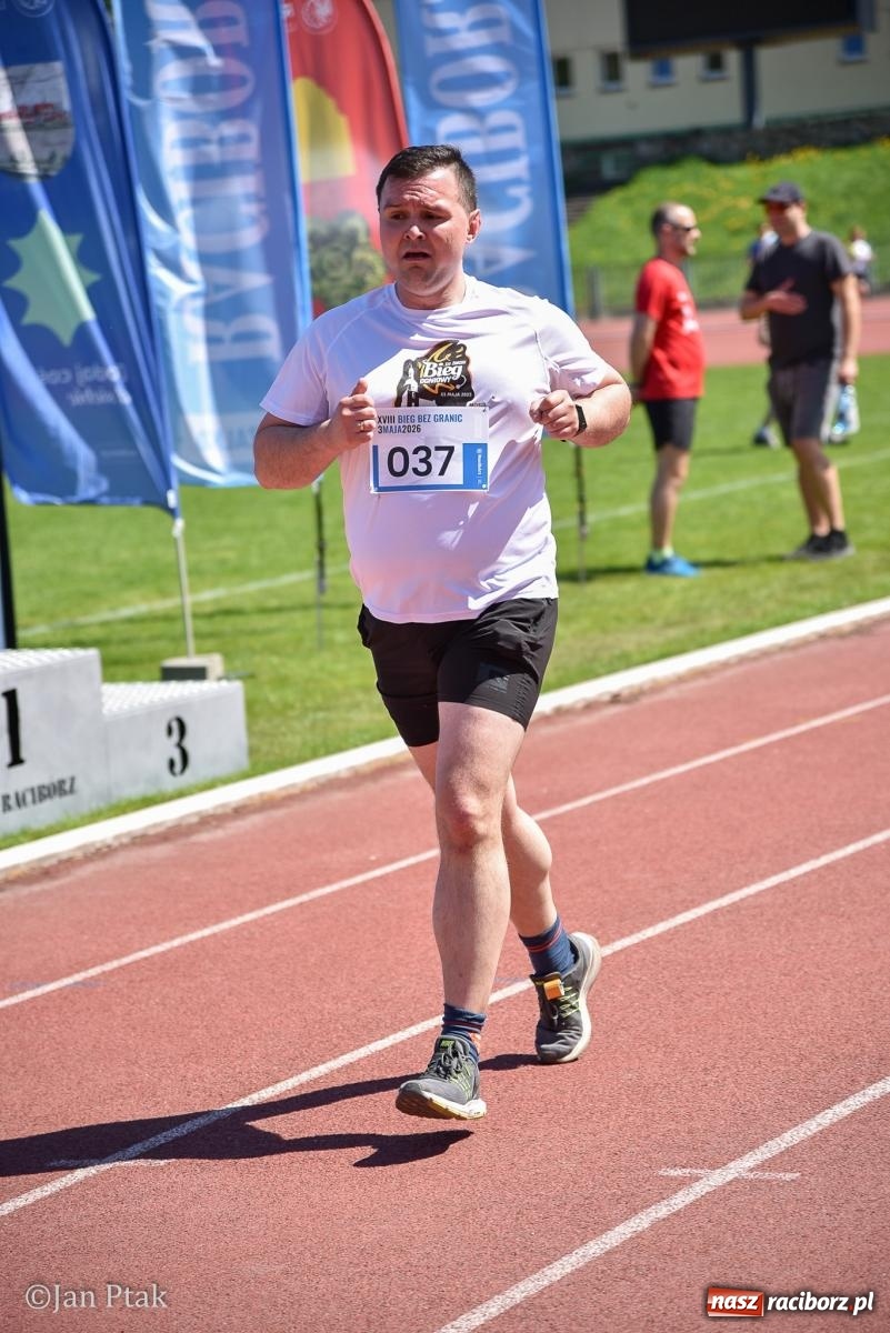 Zdjęcie w galerii na portalu naszraciborz.pl: Bieg bez granic na stadionie OSiR. Sportowe święto 3 maja w Raciborzu [FOTO] wiadomości z regionu
