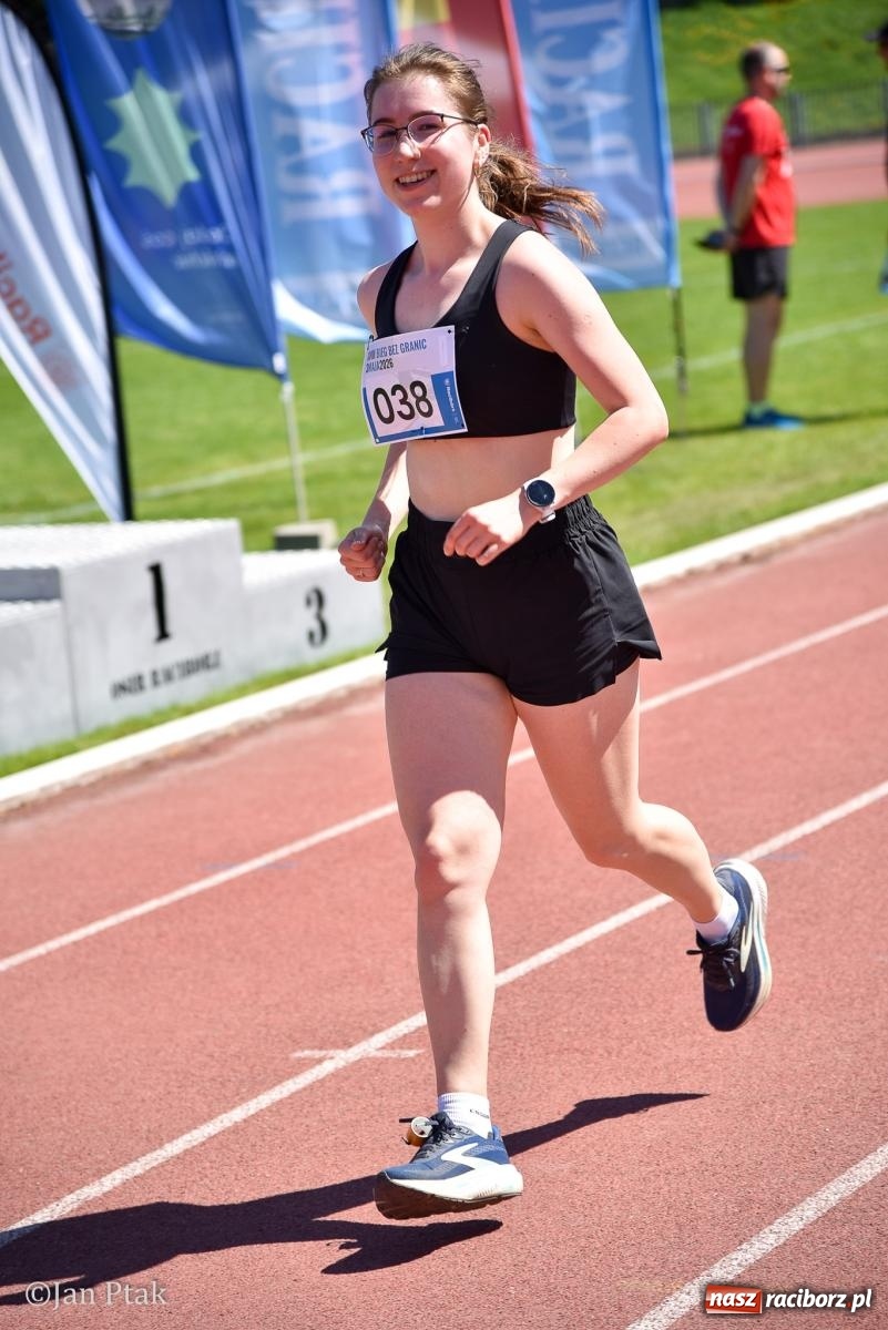 Zdjęcie w galerii na portalu naszraciborz.pl: Bieg bez granic na stadionie OSiR. Sportowe święto 3 maja w Raciborzu [FOTO] wiadomości z regionu