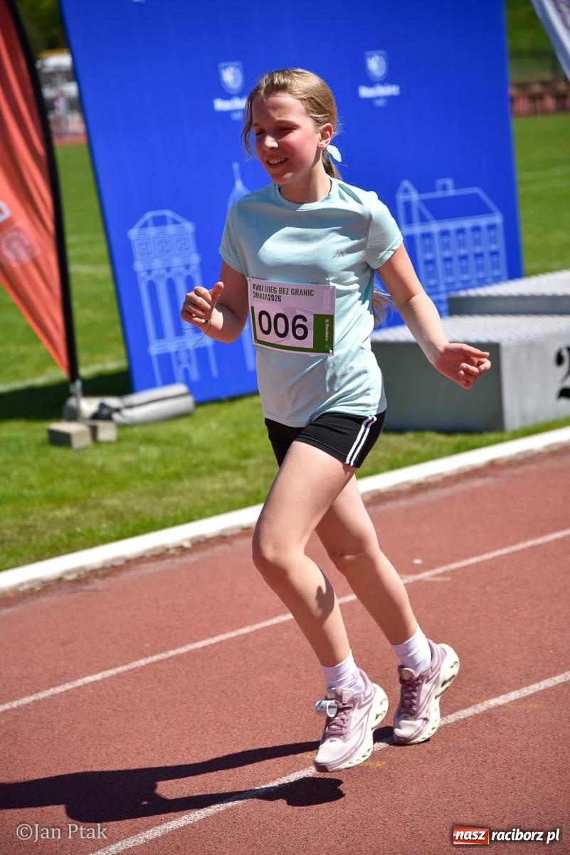 Zdjęcie w galerii na portalu naszraciborz.pl: Bieg bez granic na stadionie OSiR. Sportowe święto 3 maja w Raciborzu [FOTO] wiadomości z regionu