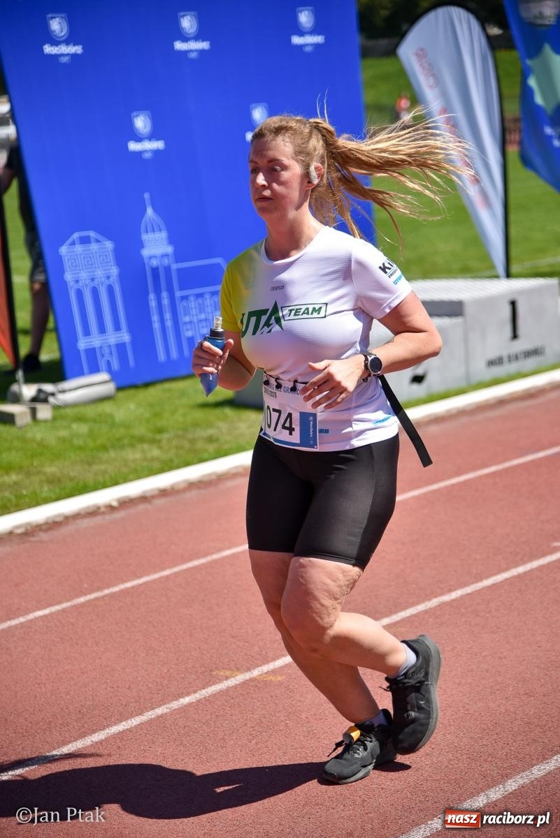 Zdjęcie w galerii na portalu naszraciborz.pl: Bieg bez granic na stadionie OSiR. Sportowe święto 3 maja w Raciborzu [FOTO] wiadomości z regionu