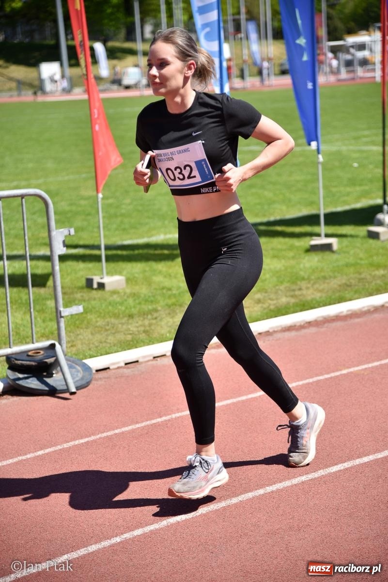 Zdjęcie w galerii na portalu naszraciborz.pl: Bieg bez granic na stadionie OSiR. Sportowe święto 3 maja w Raciborzu [FOTO] wiadomości z regionu