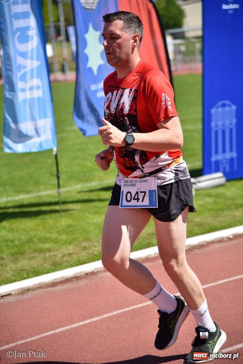 Zdjęcie w galerii na portalu naszraciborz.pl: Bieg bez granic na stadionie OSiR. Sportowe święto 3 maja w Raciborzu [FOTO] wiadomości z regionu