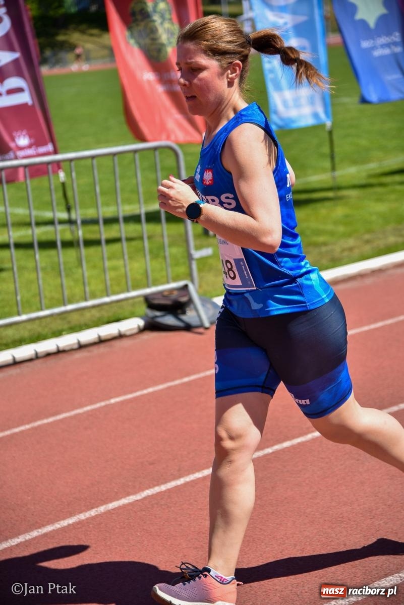 Zdjęcie w galerii na portalu naszraciborz.pl: Bieg bez granic na stadionie OSiR. Sportowe święto 3 maja w Raciborzu [FOTO] wiadomości z regionu